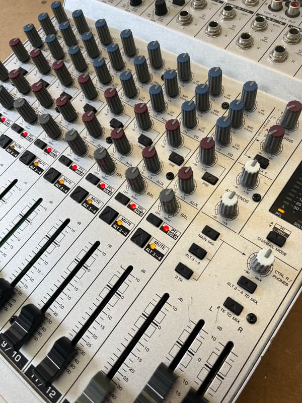 Behringer Eurorack MX1604A 16-Channel Mic / Line Mixer | Reverb