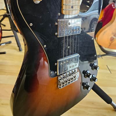 Classic Player Tele® Deluxe w/ Tremolo, Maple Fingerboard, 3 Tone Sunburst image 4