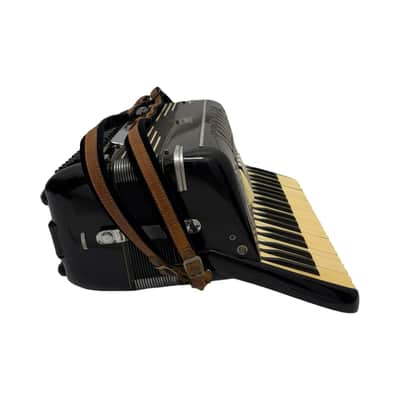 1960’s Lira Model 20 Accordian image 3