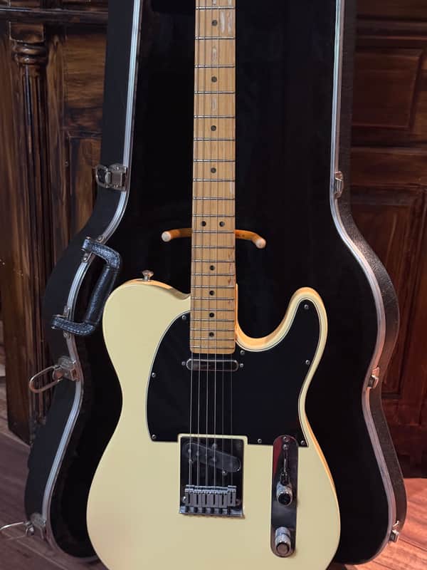 Fender 50th anniversary American made guitar with the original case I image 1