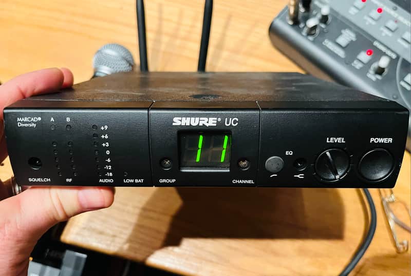 Shure UC4-UA Wireless Microphone Receiver 782 to 806 MHz with Shure SM58 Microphone