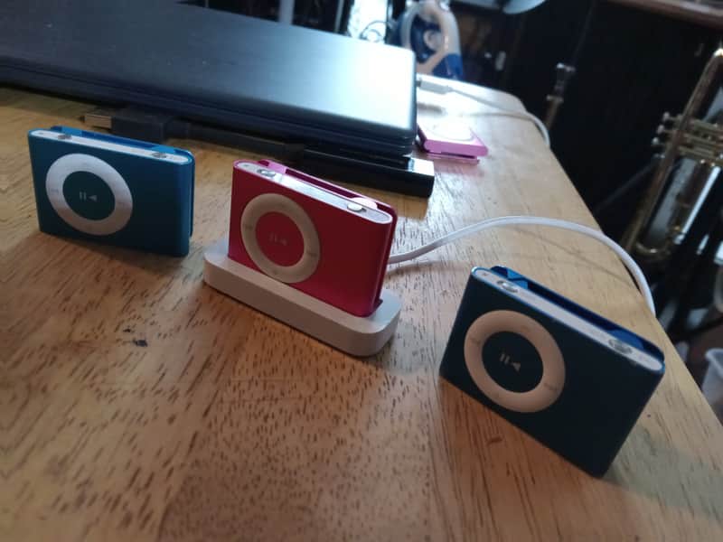 Apple Shuffle 2nd Generation 1999 - Blue and Pink image 1