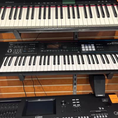 Roland Juno DS61 Synthesizer