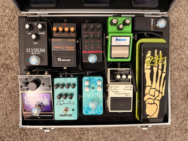 Analog Guitar Effects Pedalboard (8 effects + tuner + wah + power supply) (Near-mint)