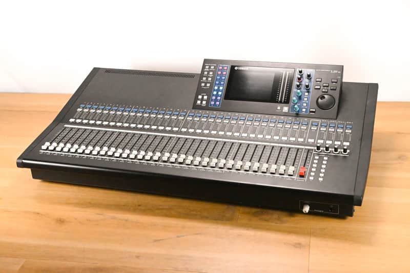 Yamaha LS9-32 32-Input Digital Mixing Console CG01Y2A image 1