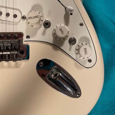 Fender Standard Stratocaster with Maple Fretboard 2006 - 2017 - Arctic White image 13