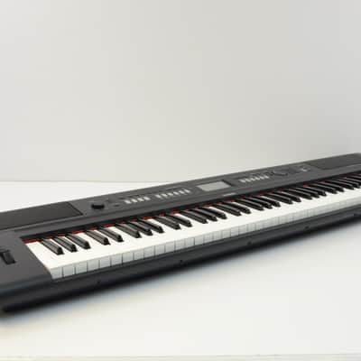 Yamaha Piaggero NP-V80 76-Key Lightweight Compact Digital Piano