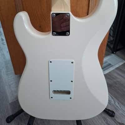 G&L Tribute Legacy - Olympic white- with Deluxe Fender gig bag image 6