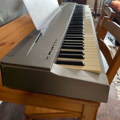 Yamaha P-65 2010 - Silver / Grey image 2