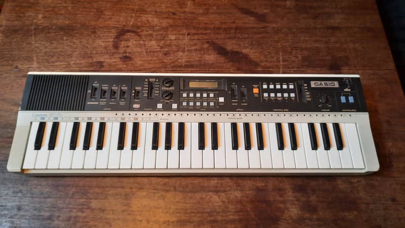 Casio MT-70 Casiotone 49-Key Synthesizer 1982 - 1984 - White / Black image 1