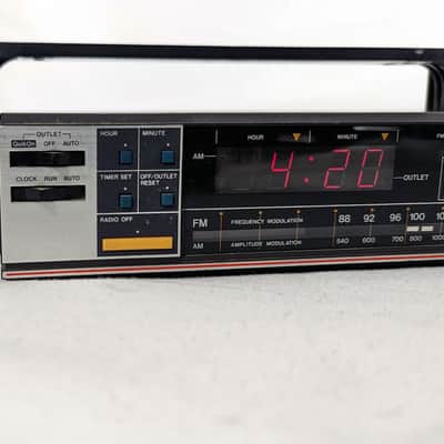 Emerson RK5000 Vintage Under Cabinet Mount AM/FM Clock Radio w/Timed AC Outlet image 7