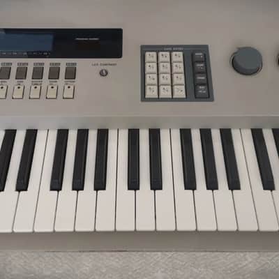 Akai S1000Kb β
RARE SYNTHESIZER from 80sβ
Professional VINTAGE Synthesizer β
Cleaned & Full Checked β
World Wide Shipping! image 3