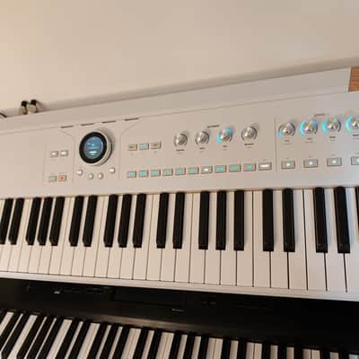 Arturia AstroLab 61-Key Stage Keyboard - Present - White image 4