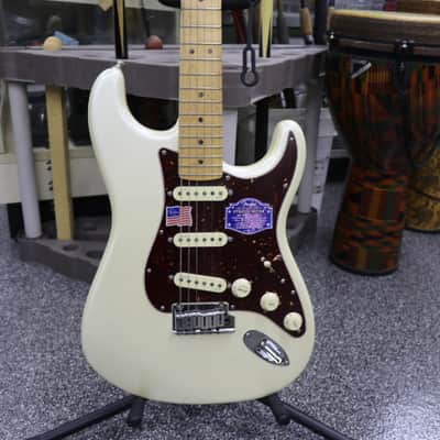Fender American Deluxe Stratocaster Ash with Maple Fretboard 2013 - 2015 - White Blonde image 2