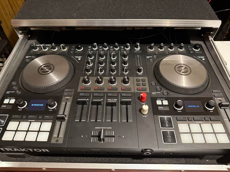 Traktor Kontrol S4 MK3 2018 - Black image 1