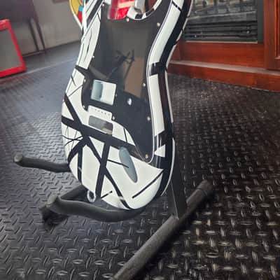 Fender Squire 2000s - EVH black and white image 3