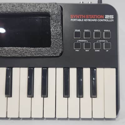 Akai Synth Station 25 and iPod Touch image 3