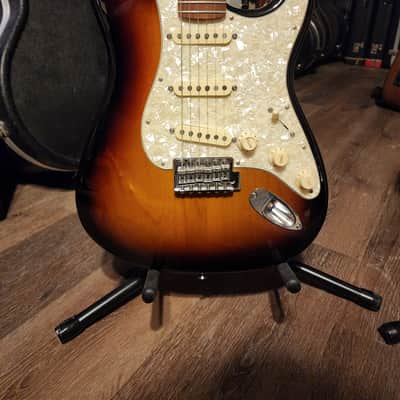 Fender Deluxe Roadhouse Stratocaster with Rosewood Fretboard 2014 - 2015 - 3-Color Sunburst image 2