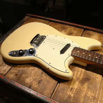 Fender Musicmaster with Rosewood Fretboard 1970 - 1979 - Olympic White image 3