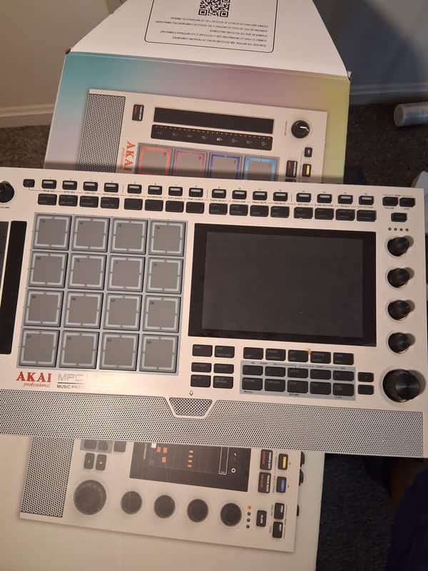 Akai MPC Live III Standalone Sampler / Sequencer