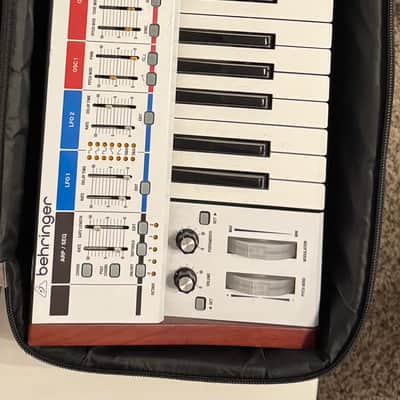 Behringer DeepMind 12 49-Key w/ Gig Bag