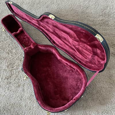 Guild 41 Inch Acoustic Guitar Hard Case, Black Velvet Interior image 8