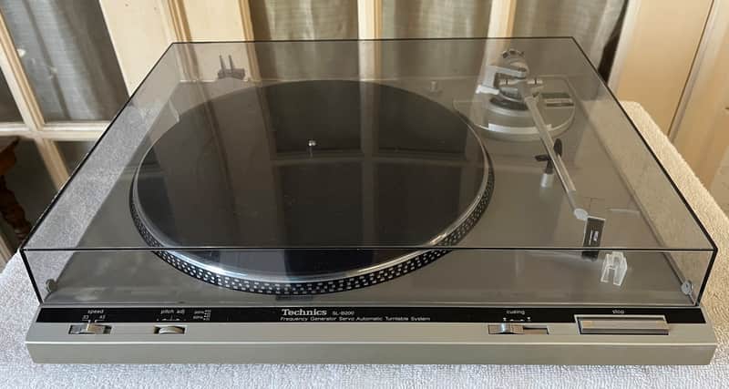 Vintage Technics SL-B200- Auto Return Turntable-Great Working Condition - Silver image 1
