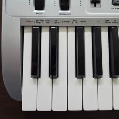 M-Audio Oxygen 8 25-Key MIDI Controller Keyboard 2002 - 2005 - Silver image 4