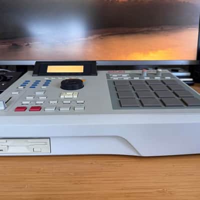 Akai MPC2000XL MIDI Production Center 2000 - 2005 - Grey image 4