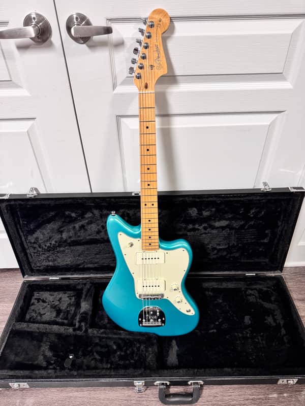 Fender American Professional Jazzmaster with Maple Fretboard 2017 - 2019 - Mystic Seafoam