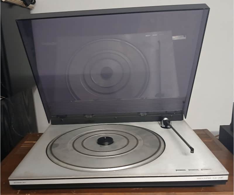 Bang & Olufsen Beogram 1800 Turntable - Powers on & Platter Spins image 1