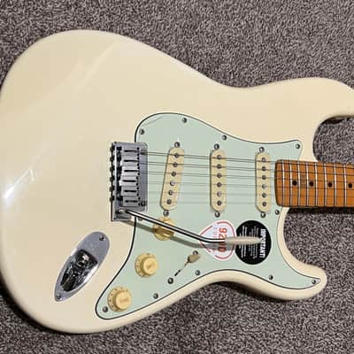 Fender 40th Anniversary American Standard Stratocaster with Maple Fretboard 1994 - Arctic White image 4