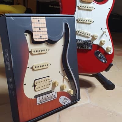 Fender "Squier Series" Standard Stratocaster with Maple Fretboard 1995 - Torino Red image 2
