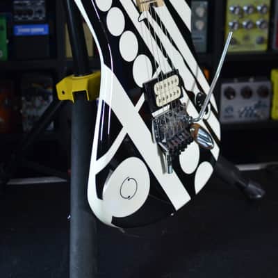 EVH Striped Series "Circles/See Ya" 2010 - 2024 - Gloss Black/White image 13