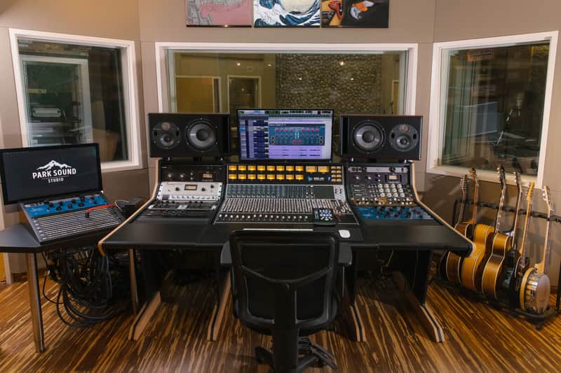 API 1608 16-Channel 8-Bus Recording Console (Loaded, 12x 550A / 2x 550B 4x 560) 2010s - Black image 1