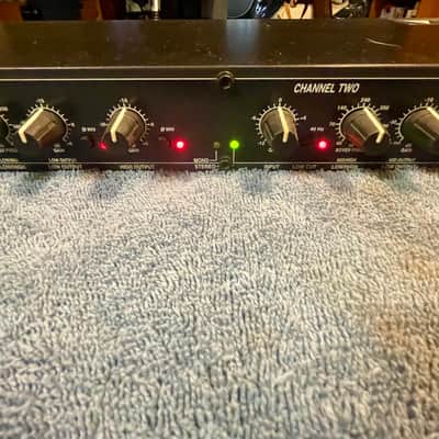 dbx 223s Stereo 2-Way / Mono 3-Way Crossover image 3