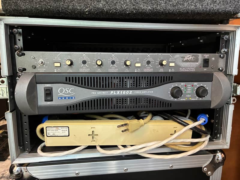 QSC PLX1602 1600W PA & PEAVEY V4X Crossover Unit Rack Mounted w/Road Case - 2000s Bild 1