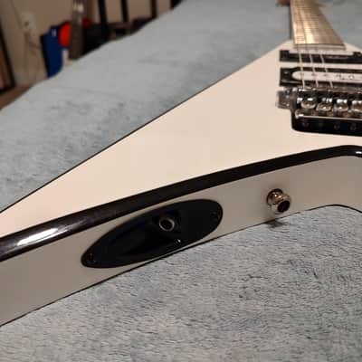 Jackson JS Series JS32 King V - White with Black Bevels and CHROME HARDWARE image 5