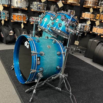 ~WOW!~ DW Collector's Series Maple/Mahogany 5-Piece 10/12/14/16/22 Drum Kit Set in Electric Blue Burst Glitz Lacquer with Chrome Hardware image 3