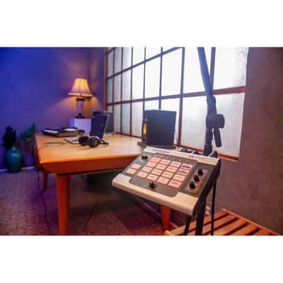 Zoom V3 Multi-Effects Vocal Processor with HRM-7 Handy Recorder Mount, SGV-6 Directional Shotgun Vocal Microphone, Euro Boom Microphone Stand and 10x AA Batteries image 7