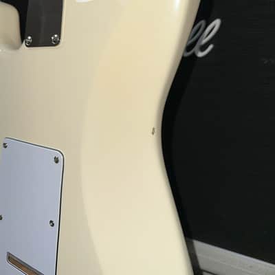 Fender Standard Stratocaster with Maple Fretboard 2017 - Arctic White Bild 5