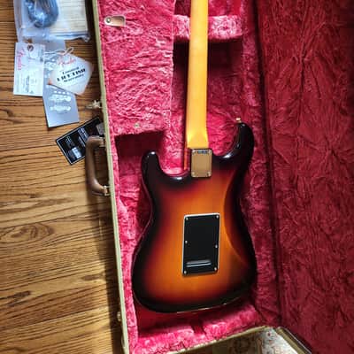 Near Mint!!! Fender Signature Stevie Ray Vaughan Stratocaster 3-Color Sunburst, Pro Set image 9