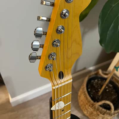 Fender Highway One Stratocaster with Maple Fretboard 2006 - 2011 - 3-Color Sunburst image 2