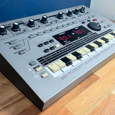 Roland MC-303 Groovebox - Silver image 2