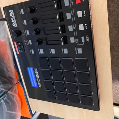 Akai MPD226 2015 - Present - Black image 9