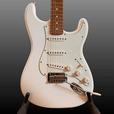 Fender Stratocaster Player (Pau Ferro Fingerboard) 2020 - Polar White image 1