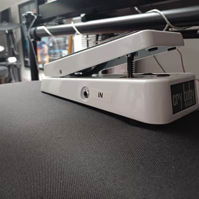 Dunlop 105Q Cry Baby Bass Wah 1999 - Present - White image 8