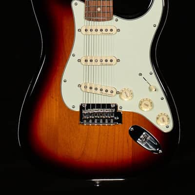 Fender Deluxe Roadhouse Stratocaster 3-Tone Sunburst Pau Ferro (569) image 3
