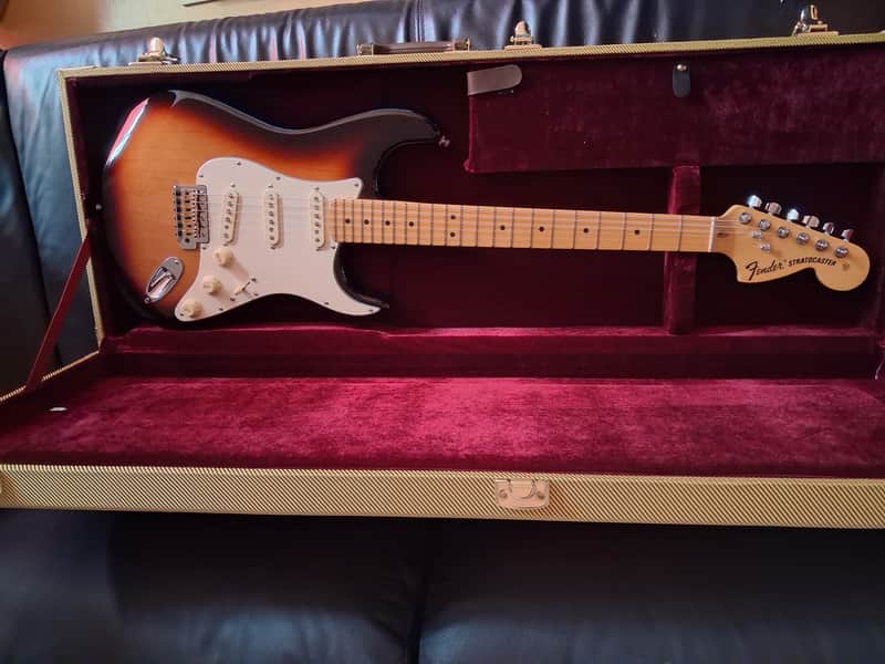 Fender American Special Stratocaster with Maple Fretboard 2010 - 2018 - 2-Color Sunburst