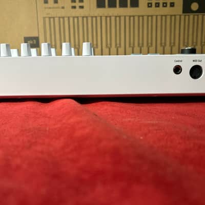 Arturia KeyLab 61 MkIII MIDI Controller 2024 - Present - White image 12